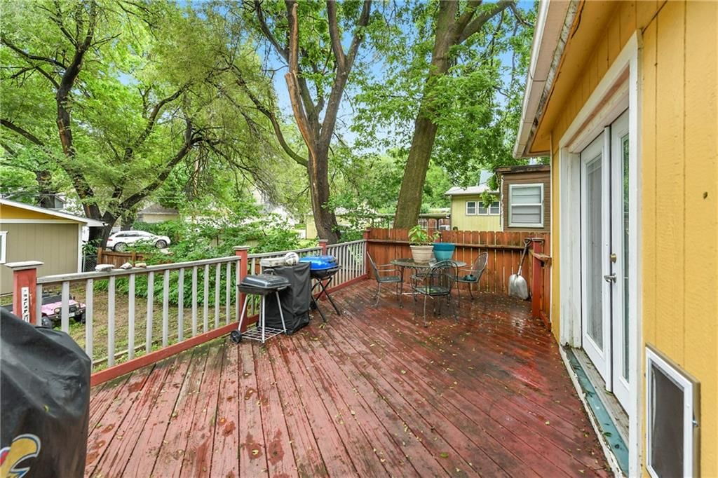 320 Vine Street — photo 23