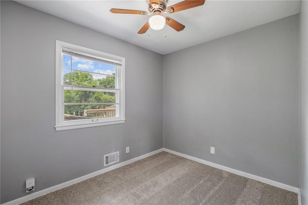 604 NE Ash Street NE — photo 31