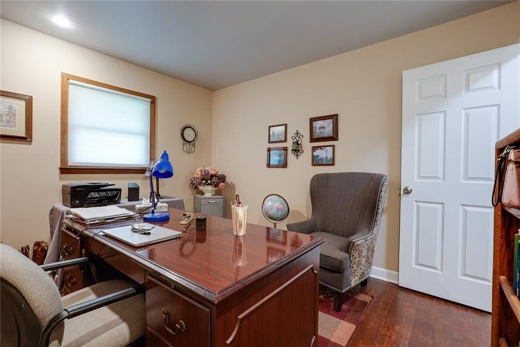 Photo 10 of 42 - 714 N ARAPAHO Street