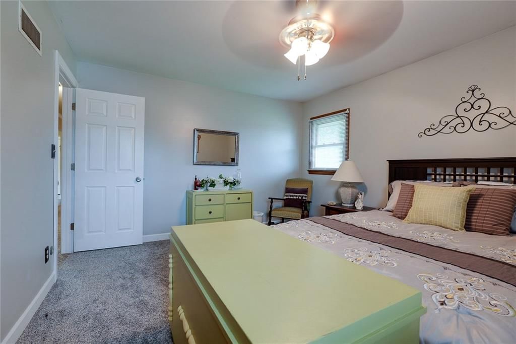 Photo 12 of 42 - 714 N ARAPAHO Street