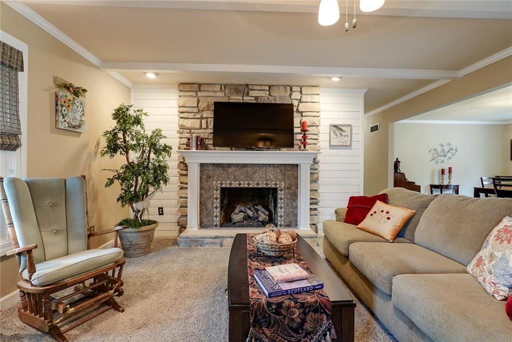 Photo 18 of 42 - 714 N ARAPAHO Street