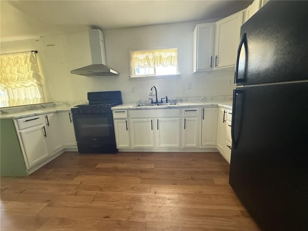 Photo 2 of 13 - 203 W George Street