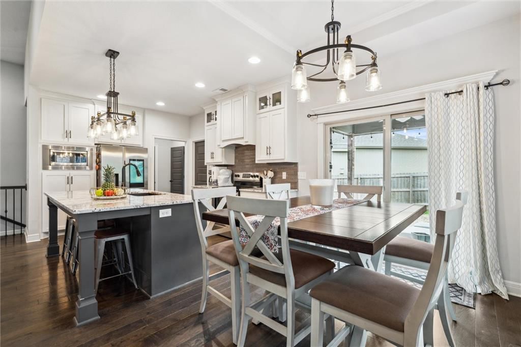 1402 NW Red Oak Court — photo 8