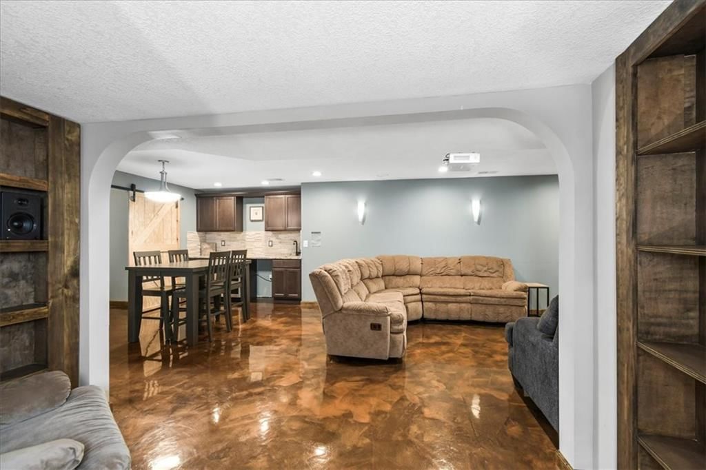 600 SW GENTRY Lane — photo 4