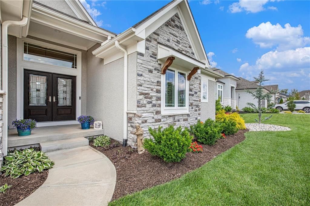 130 NW Ambersham Drive — photo 4