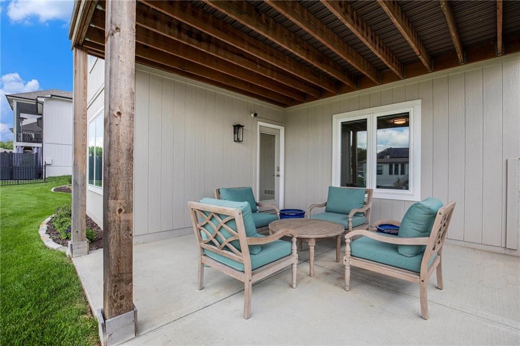 130 NW Ambersham Drive — photo 35