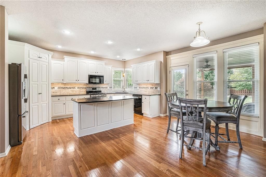 Photo 5 of 43 - 5722 Payne Street