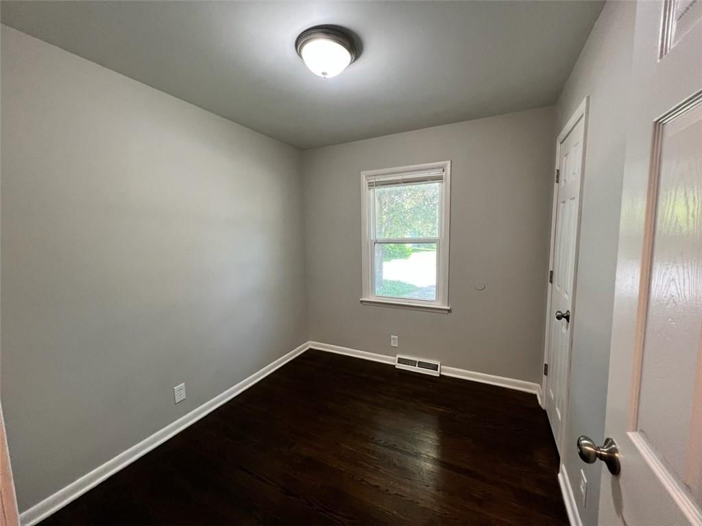 Photo 14 of 21 - 3407 S Claremont Avenue