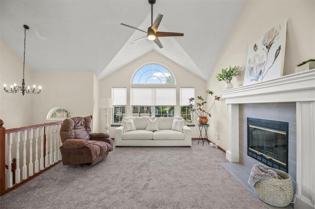 Photo 5 of 31 - 321 NE Woodbury Drive