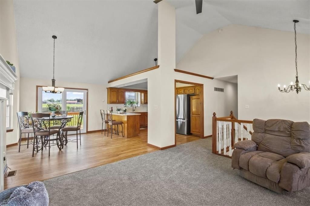 Photo 6 of 31 - 321 NE Woodbury Drive