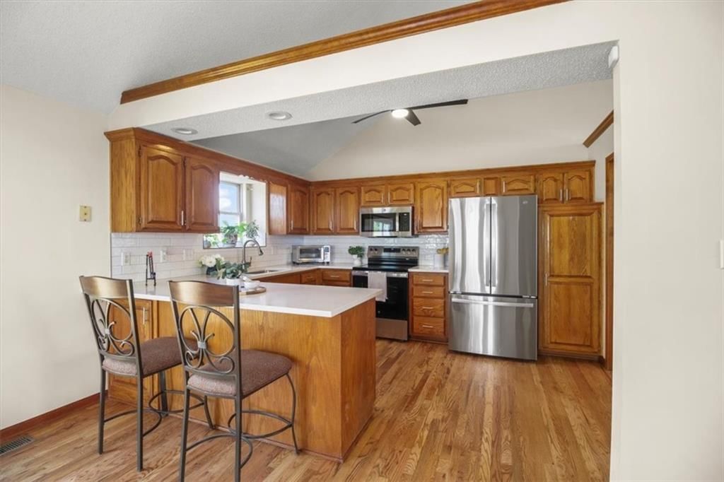 Photo 7 of 31 - 321 NE Woodbury Drive