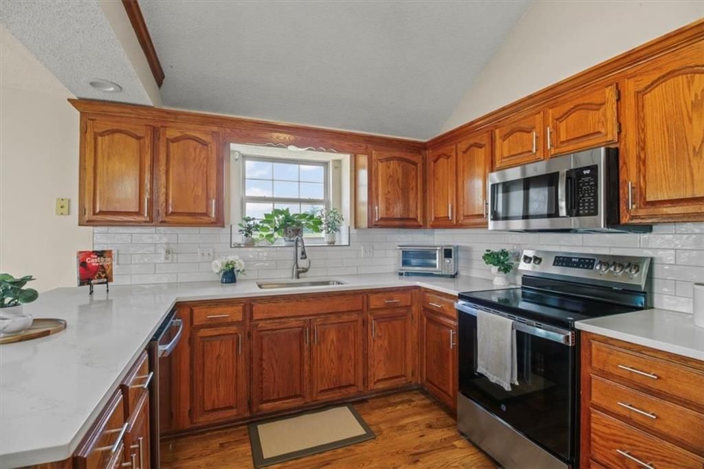 Photo 8 of 31 - 321 NE Woodbury Drive