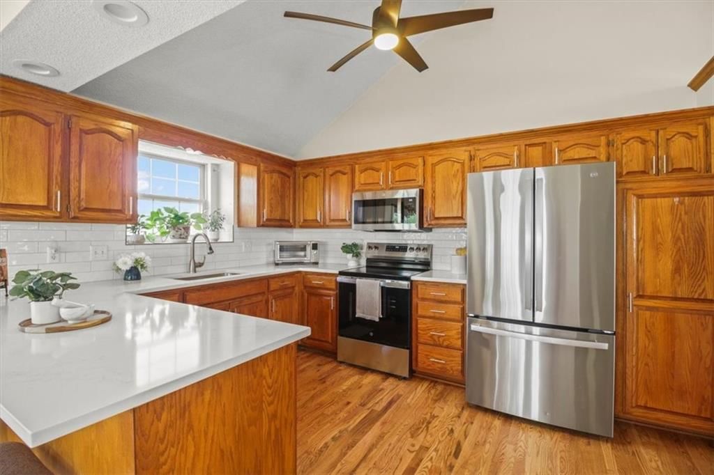 Photo 9 of 31 - 321 NE Woodbury Drive