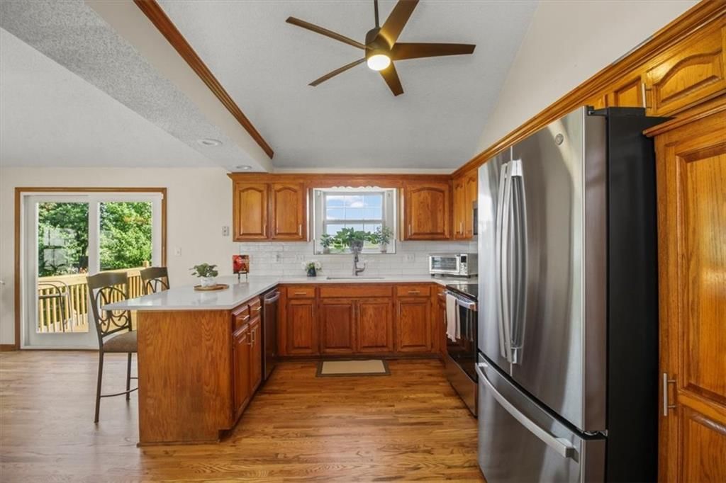 Photo 10 of 31 - 321 NE Woodbury Drive