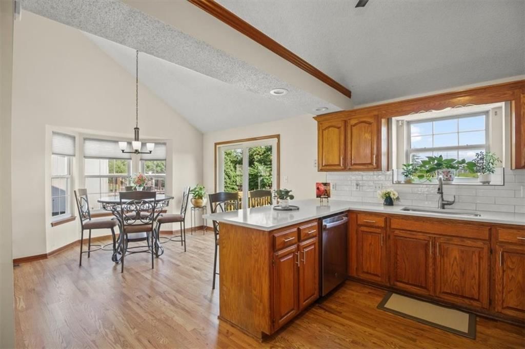 Photo 11 of 31 - 321 NE Woodbury Drive