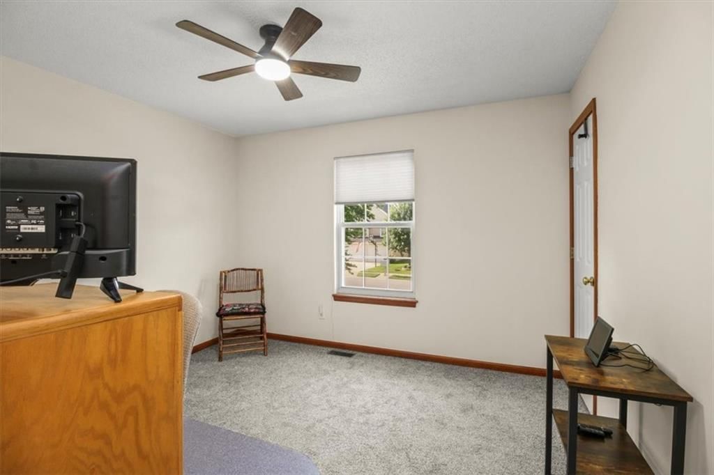 Photo 14 of 31 - 321 NE Woodbury Drive