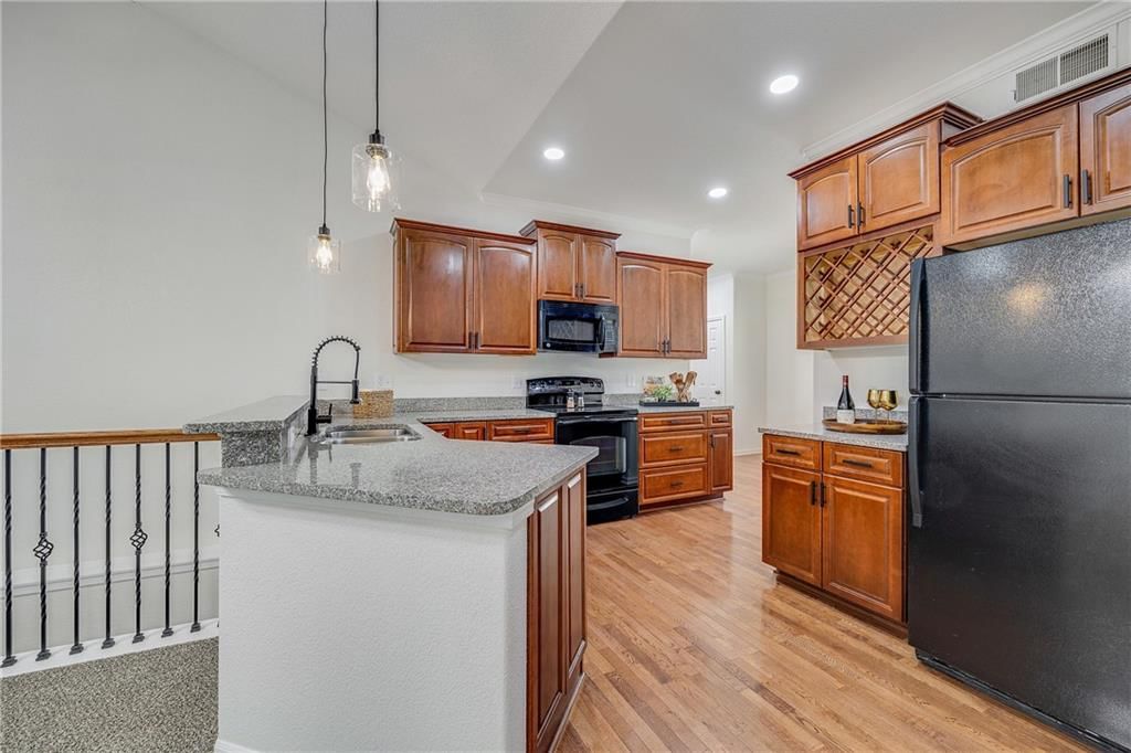 Photo 8 of 40 - 812 E 110th Terrace