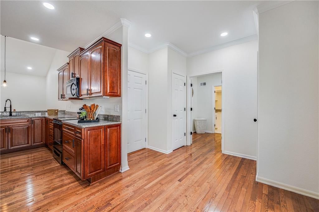 Photo 10 of 40 - 812 E 110th Terrace