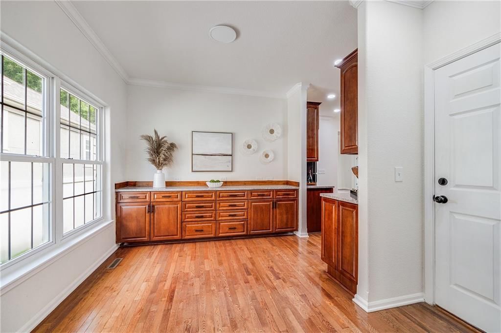Photo 11 of 40 - 812 E 110th Terrace