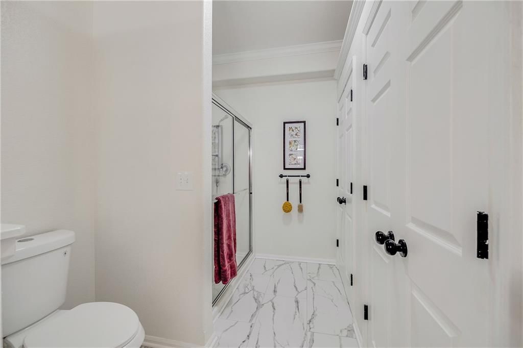 Photo 18 of 40 - 812 E 110th Terrace