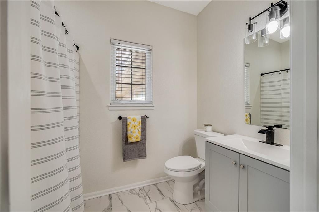 Photo 21 of 40 - 812 E 110th Terrace