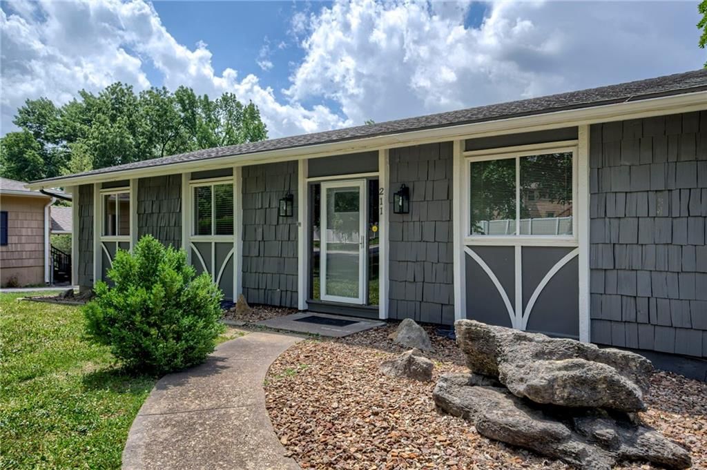 211 E Blue Ridge Boulevard — photo 1