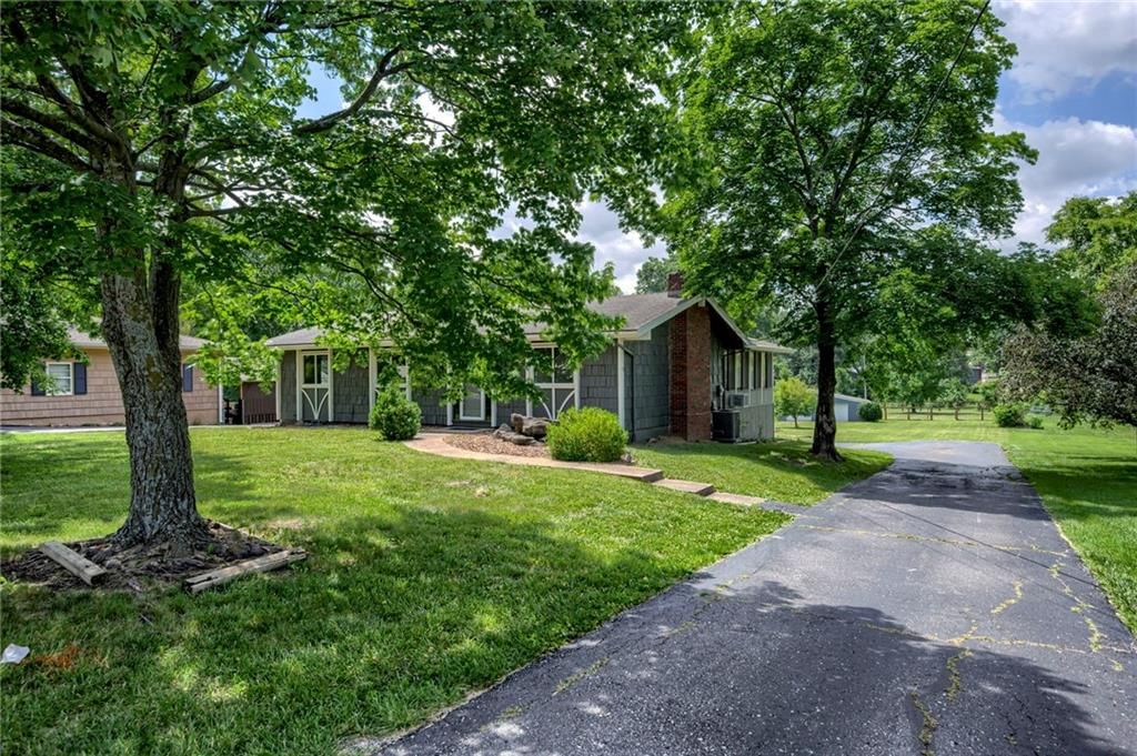 211 E Blue Ridge Boulevard — photo 3