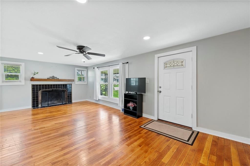 210 W 2nd Street — photo 3