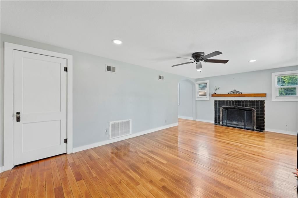 210 W 2nd Street — photo 4