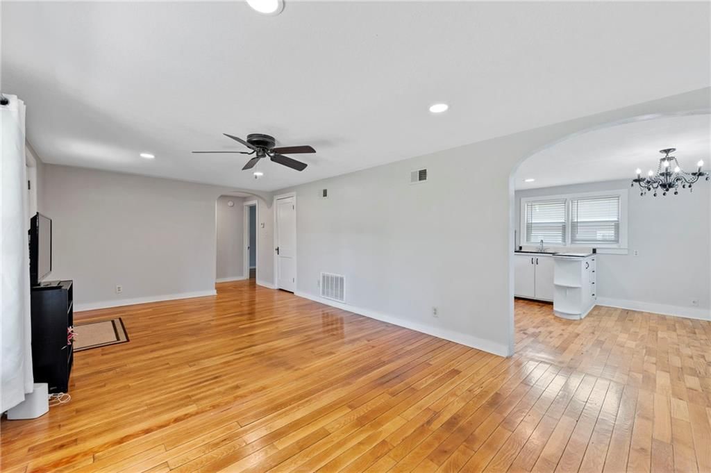 210 W 2nd Street — photo 5