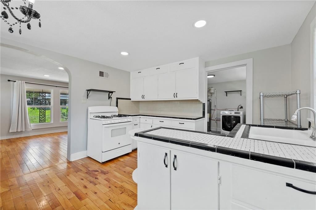 210 W 2nd Street — photo 7