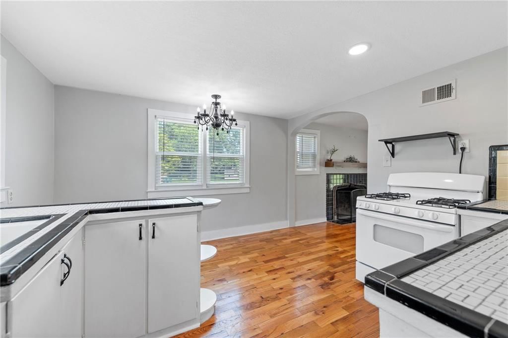 210 W 2nd Street — photo 8