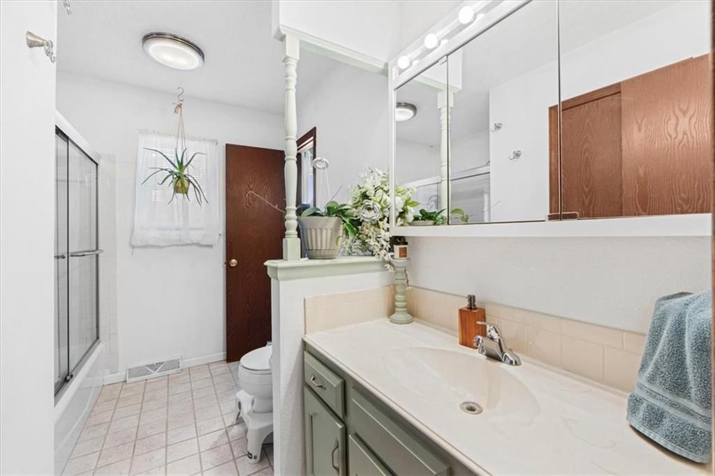 Photo 8 of 24 - 20102 E 14th Street N