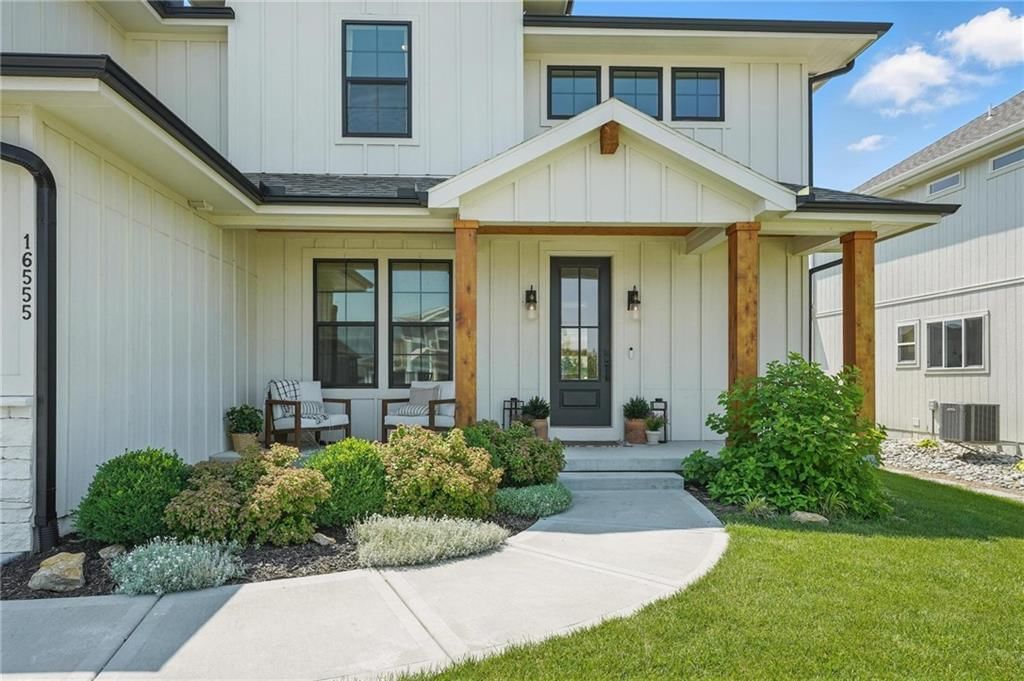Photo 1 of 47 - 16555 S Lichtenauer Drive
