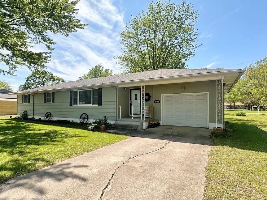 Photo 2 of 28 - 1704 Witt Drive