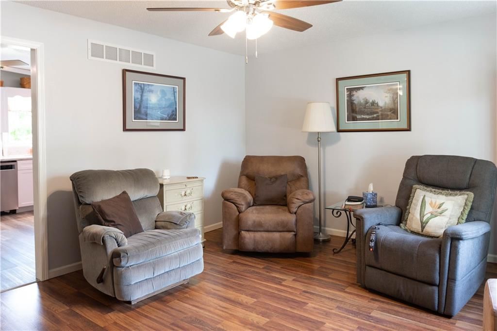 Photo 5 of 31 - 1513 W Broadmoor Lane