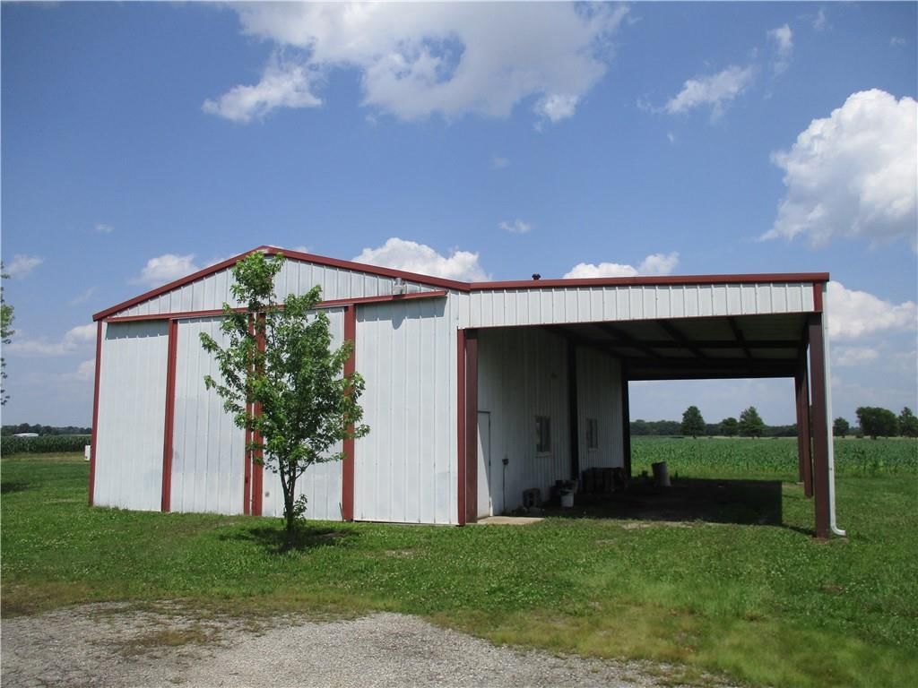 1834 N High School Avenue — photo 11