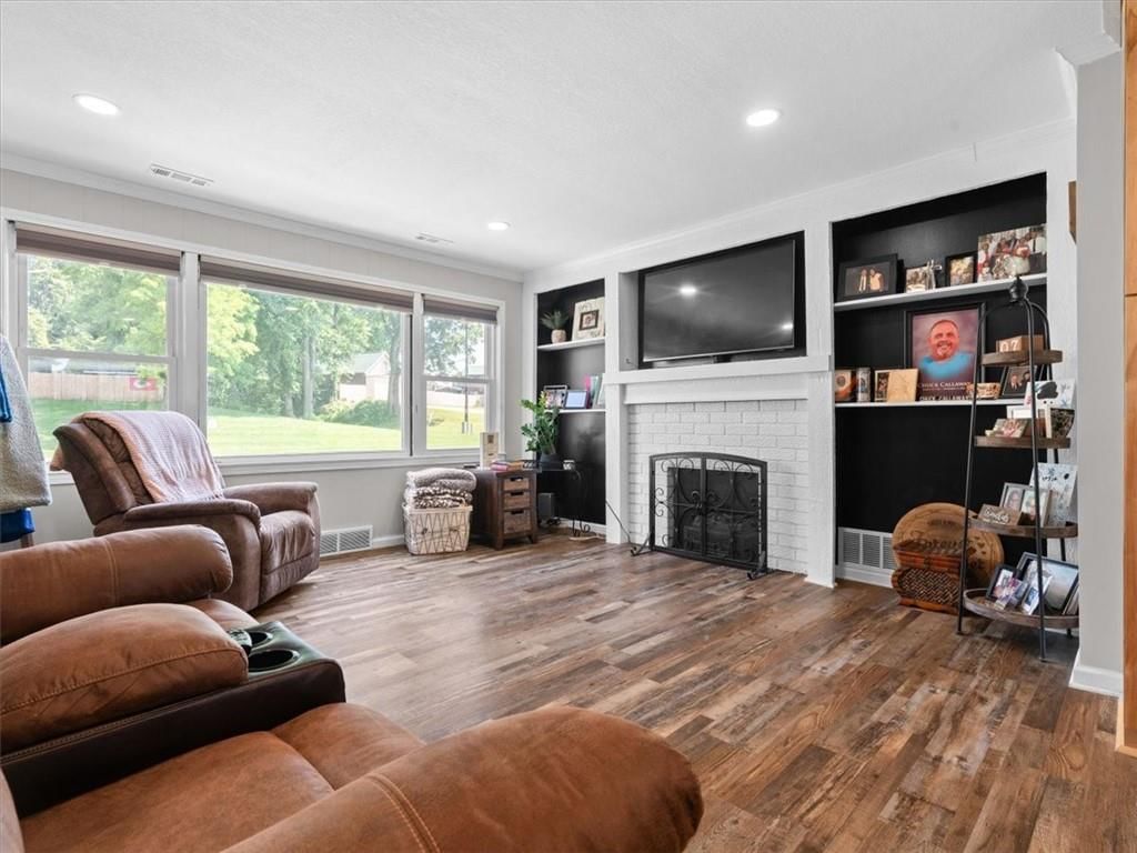 Photo 5 of 28 - 2 Ridgeland Road