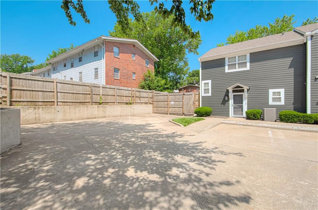 913 W 41st Place — photo 29