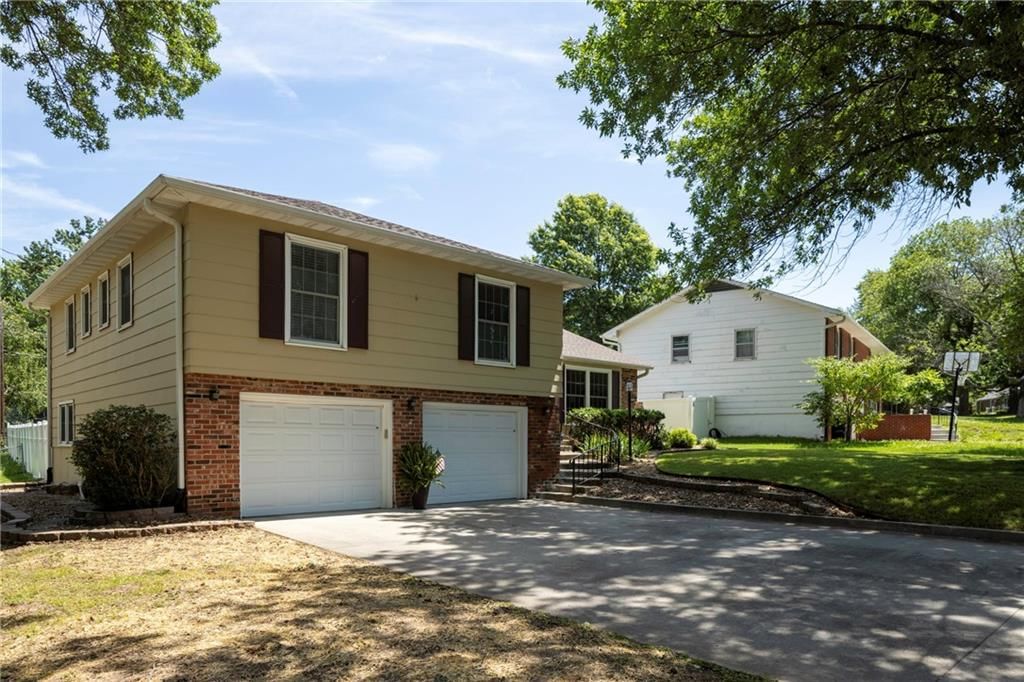 315 Goodrich Drive — photo 2