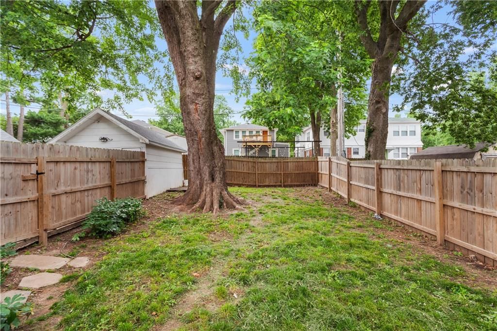 111 E Ruby Avenue — photo 32