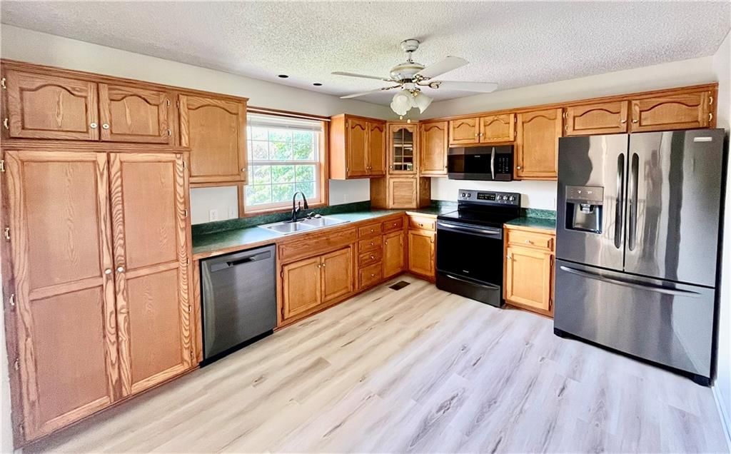 Photo 11 of 33 - 703 Edward Avenue