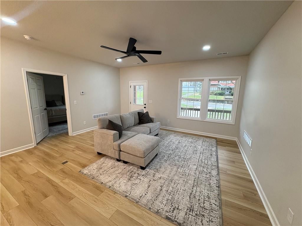 410 E Main Street — photo 9