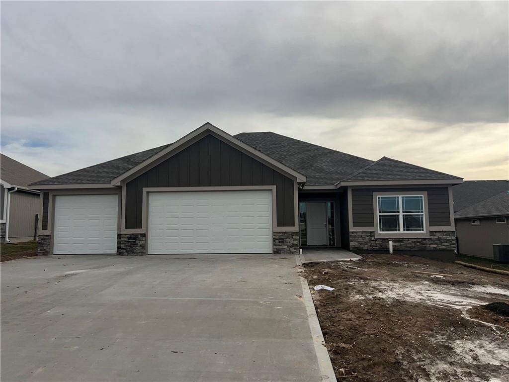 11805 E Ridgeview Court, Peculiar, MO