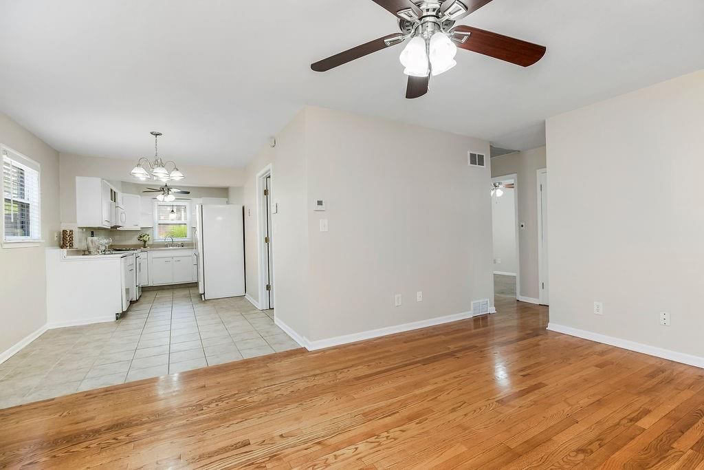 4926 Woodend Avenue — photo 5