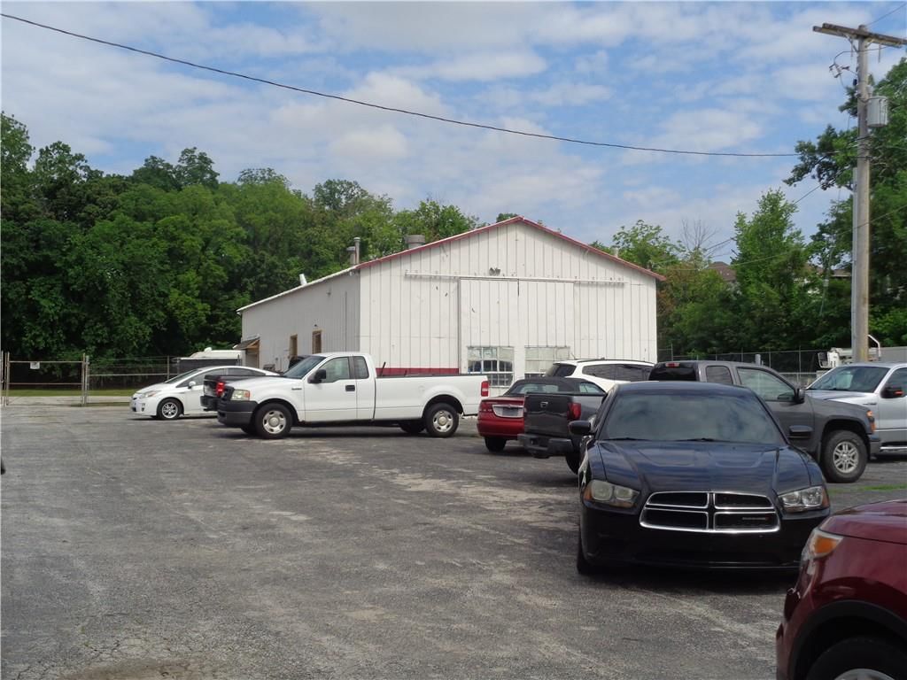 4305 NW Gateway Avenue — photo 2