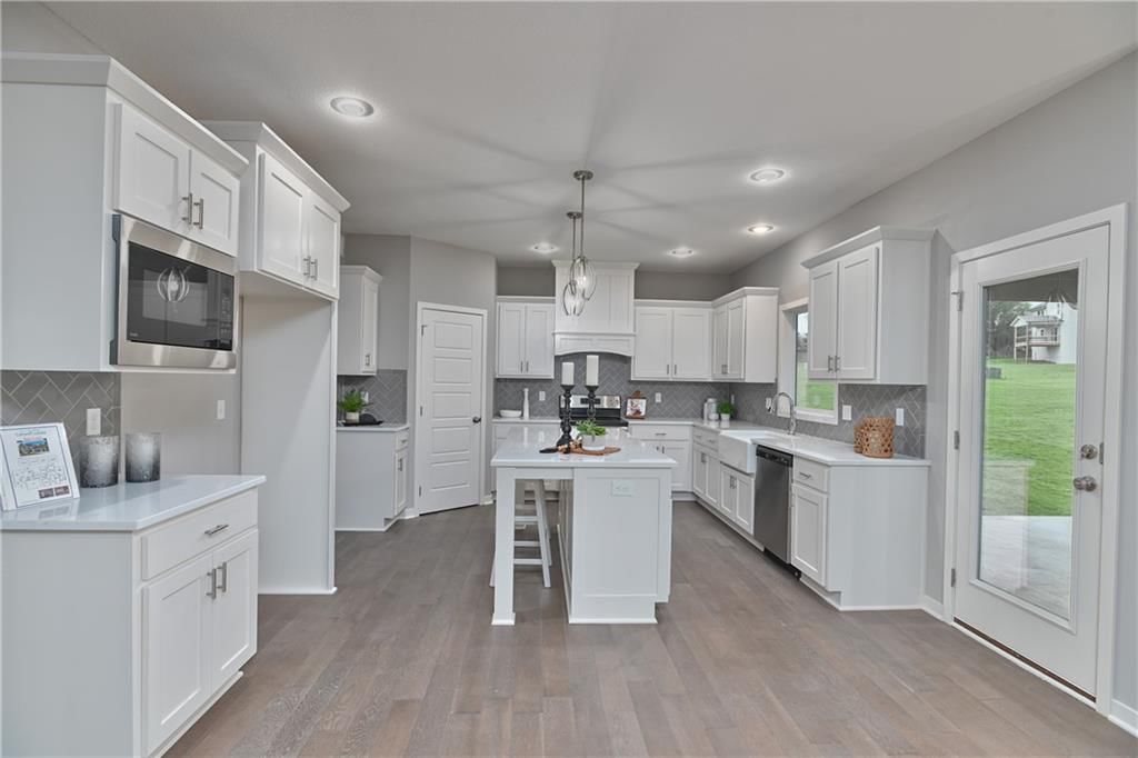 Photo 10 of 32 - 6102 Lewis Drive