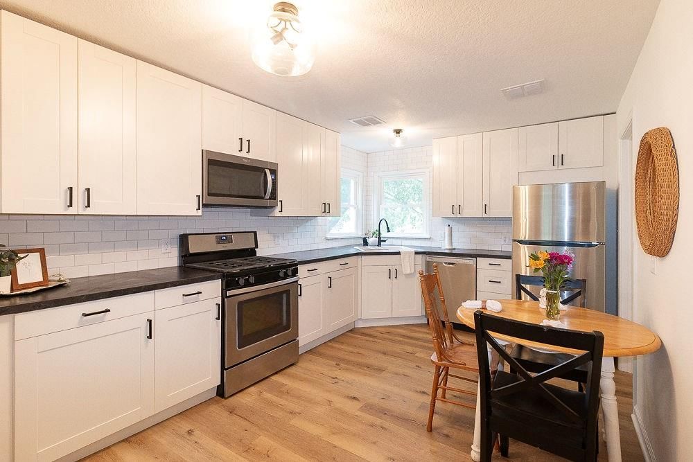 Photo 6 of 21 - 319 E 12TH Street