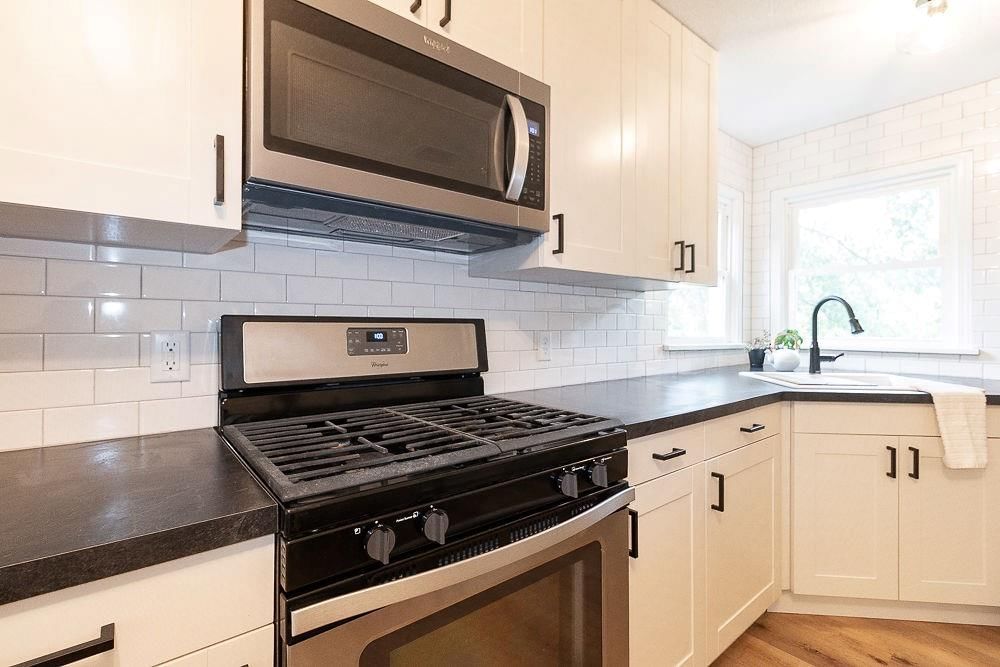 Photo 7 of 21 - 319 E 12TH Street