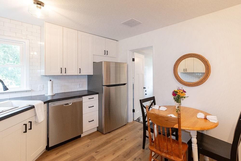 Photo 9 of 21 - 319 E 12TH Street